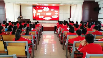 平邑一中文化路校区组织入团积极分子上团课
