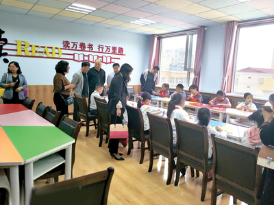 荫营联校组织各学校校长到市实验小学取经